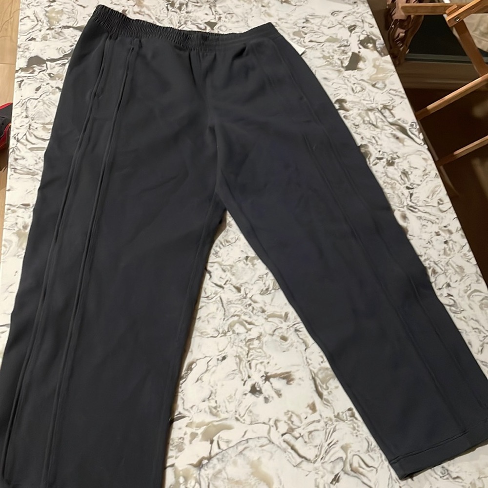 Lululemon Black Light Strides Crop- NEW WITH TAGS